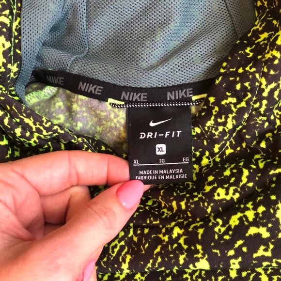 Nike | Boys’ Dri-Fit Swoosh Logo Hooded Sweatshirt - Picture 3 of 4